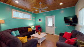 RP23 Fun Townhouse with Fiesta Decor, Shared Pool, Ample Parking, Port Aransas